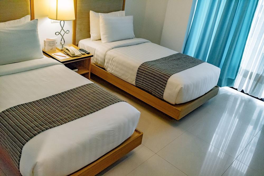 Crown Regency Courtyard Resort Balabag  Bagian luar foto