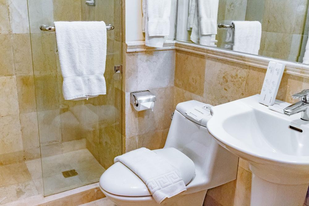Crown Regency Courtyard Resort Balabag  Bagian luar foto