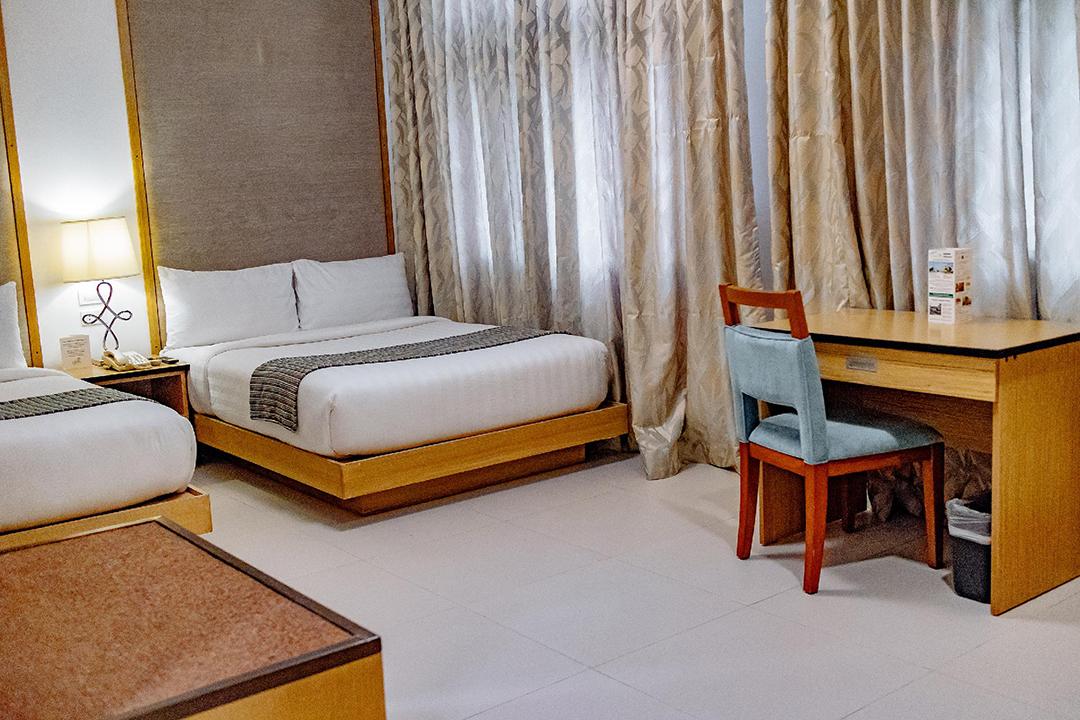 Crown Regency Courtyard Resort Balabag  Bagian luar foto