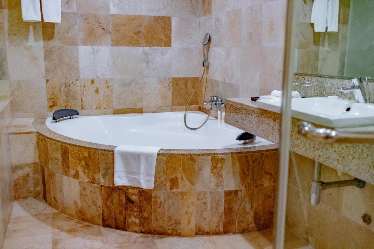 Crown Regency Courtyard Resort Balabag  Bagian luar foto