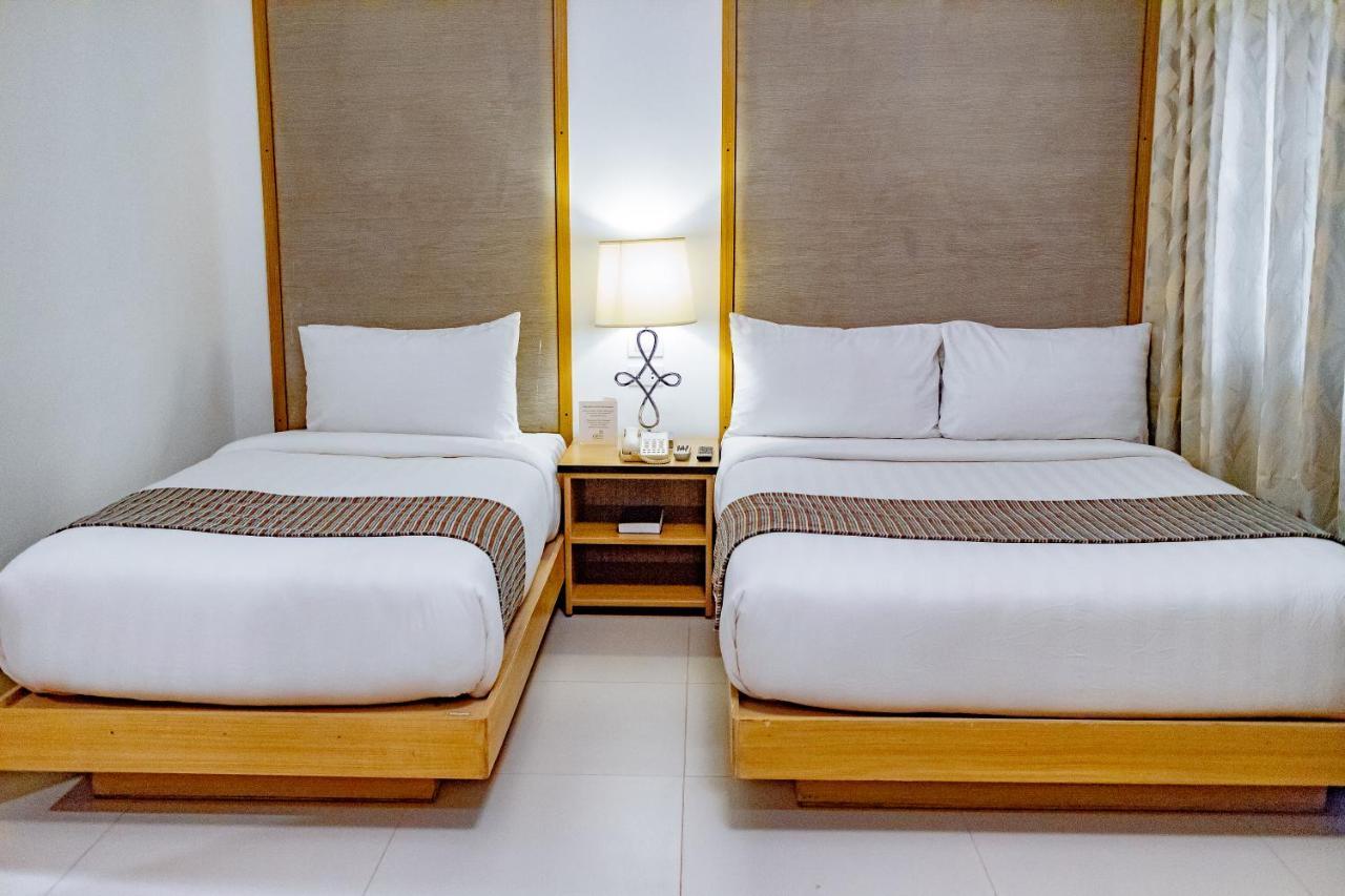 Crown Regency Courtyard Resort Balabag  Bagian luar foto