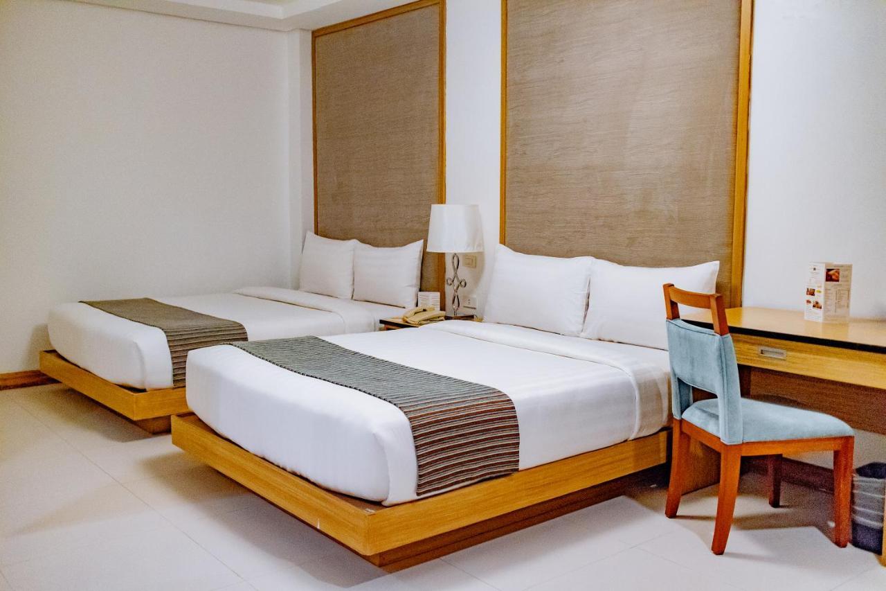 Crown Regency Courtyard Resort Balabag  Bagian luar foto