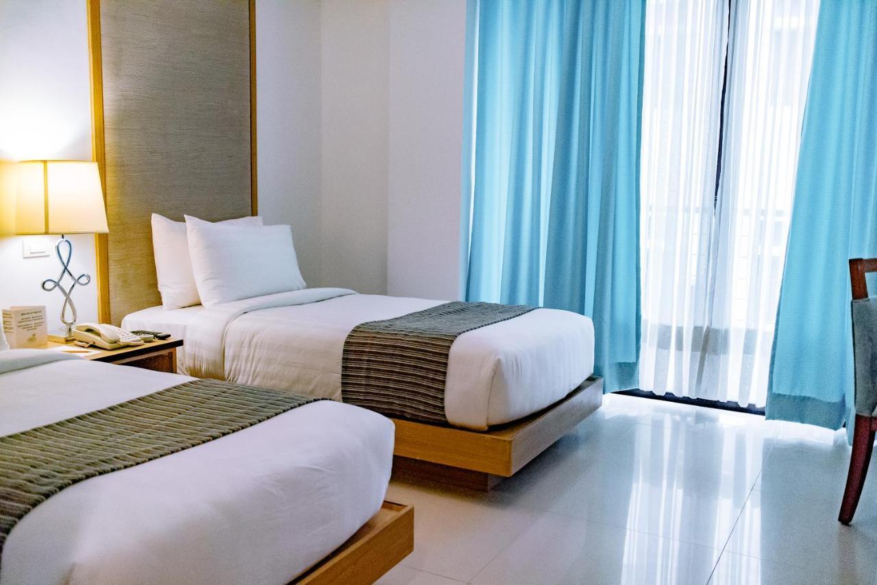 Crown Regency Courtyard Resort Balabag  Bagian luar foto