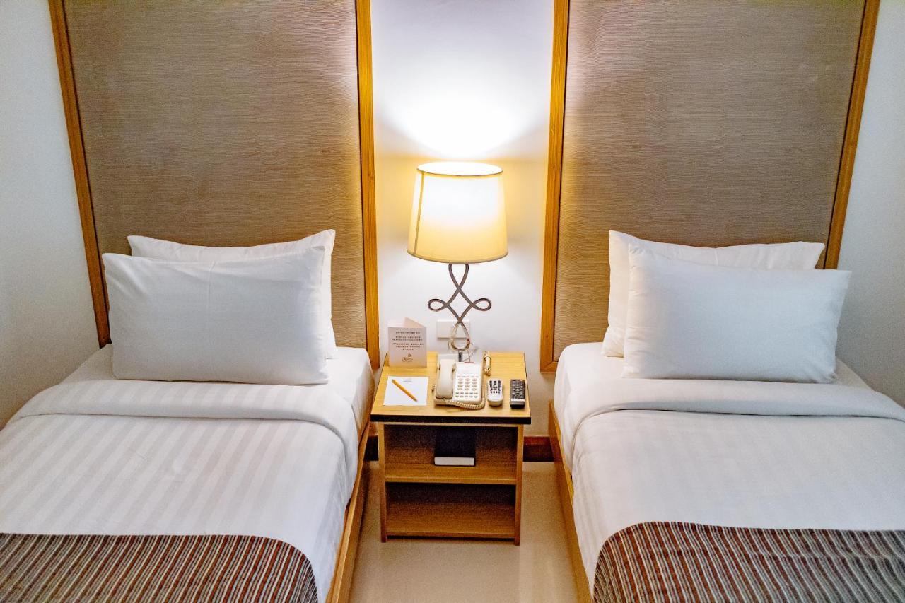 Crown Regency Courtyard Resort Balabag  Bagian luar foto