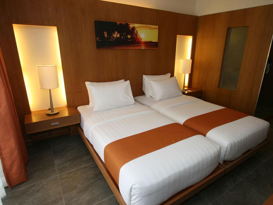 Crown Regency Courtyard Resort Balabag  Bagian luar foto