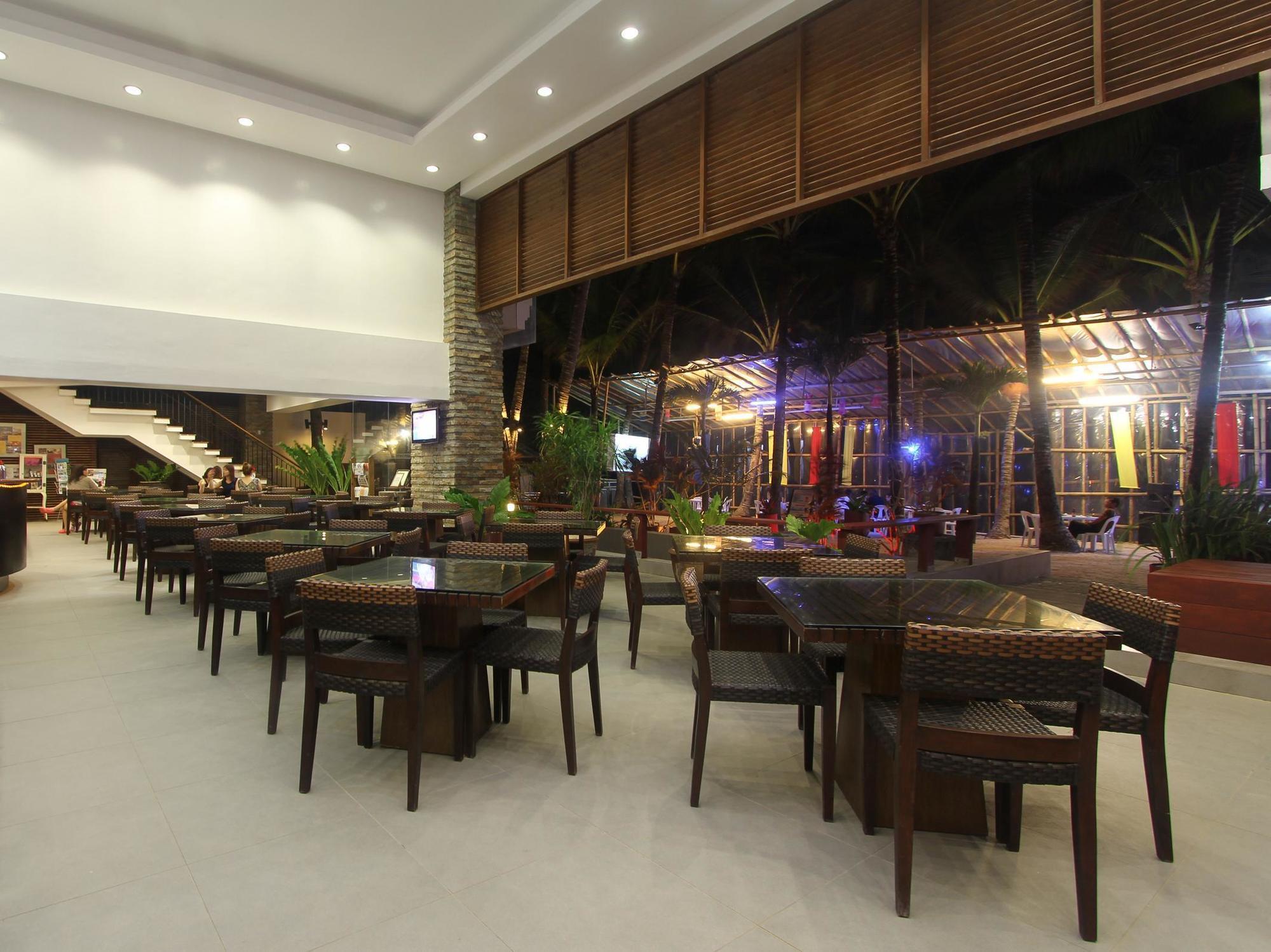 Crown Regency Courtyard Resort Balabag  Bagian luar foto