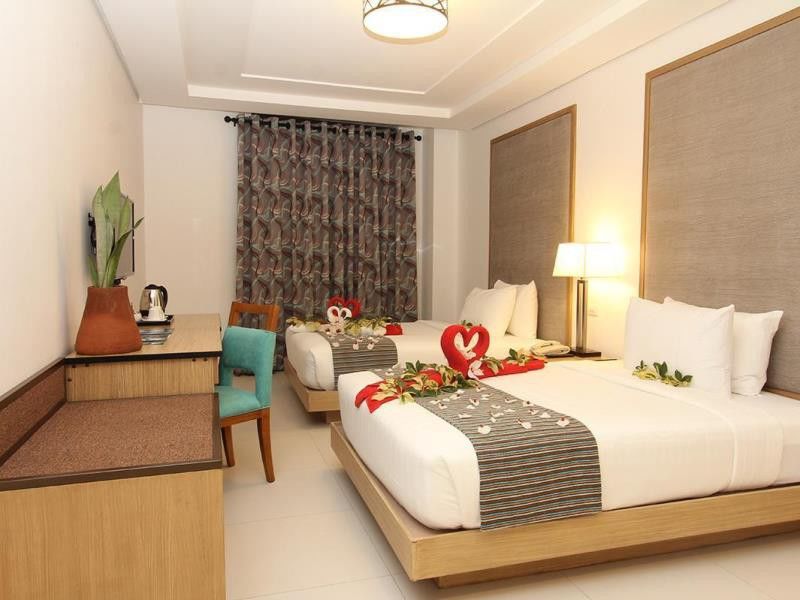 Crown Regency Courtyard Resort Balabag  Bagian luar foto