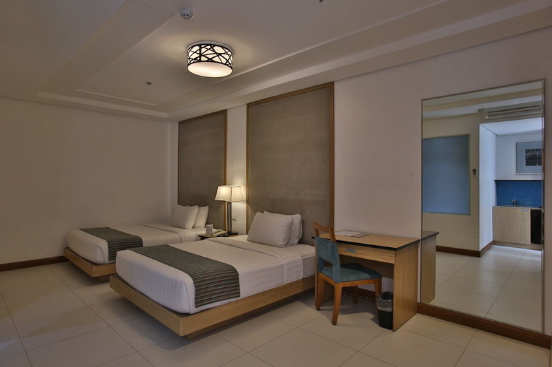 Crown Regency Courtyard Resort Balabag  Bagian luar foto
