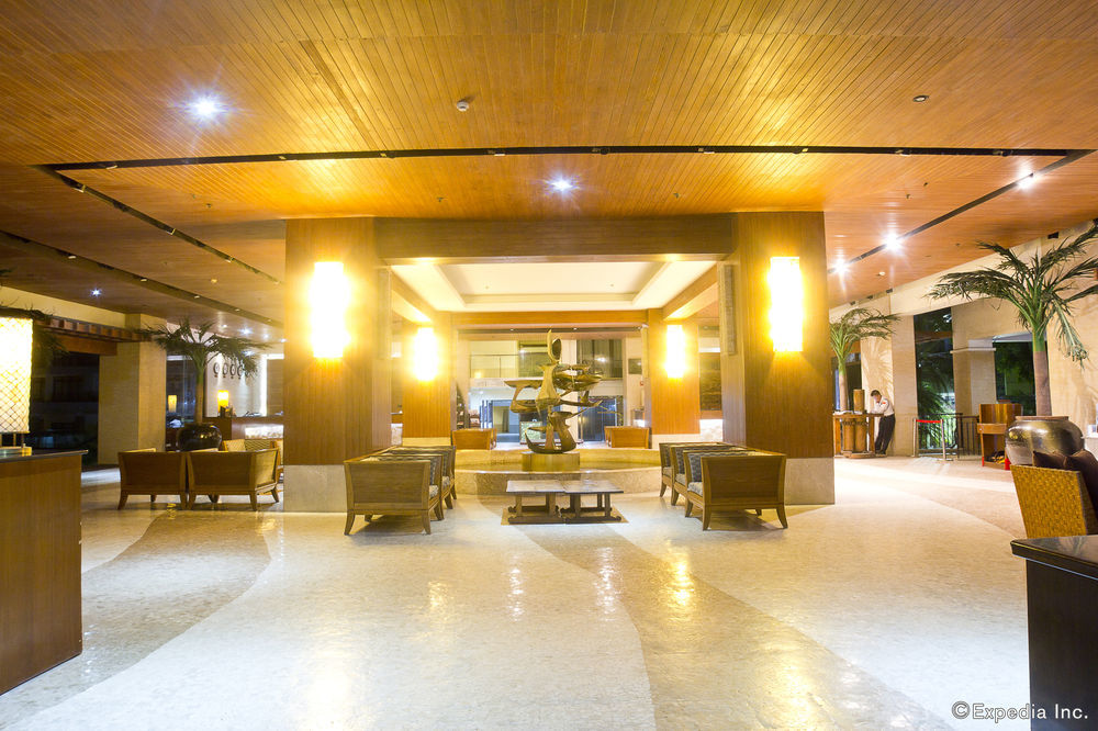 Crown Regency Courtyard Resort Balabag  Bagian luar foto