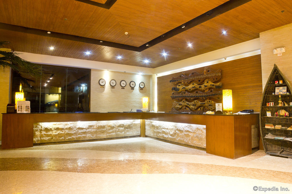 Crown Regency Courtyard Resort Balabag  Bagian luar foto