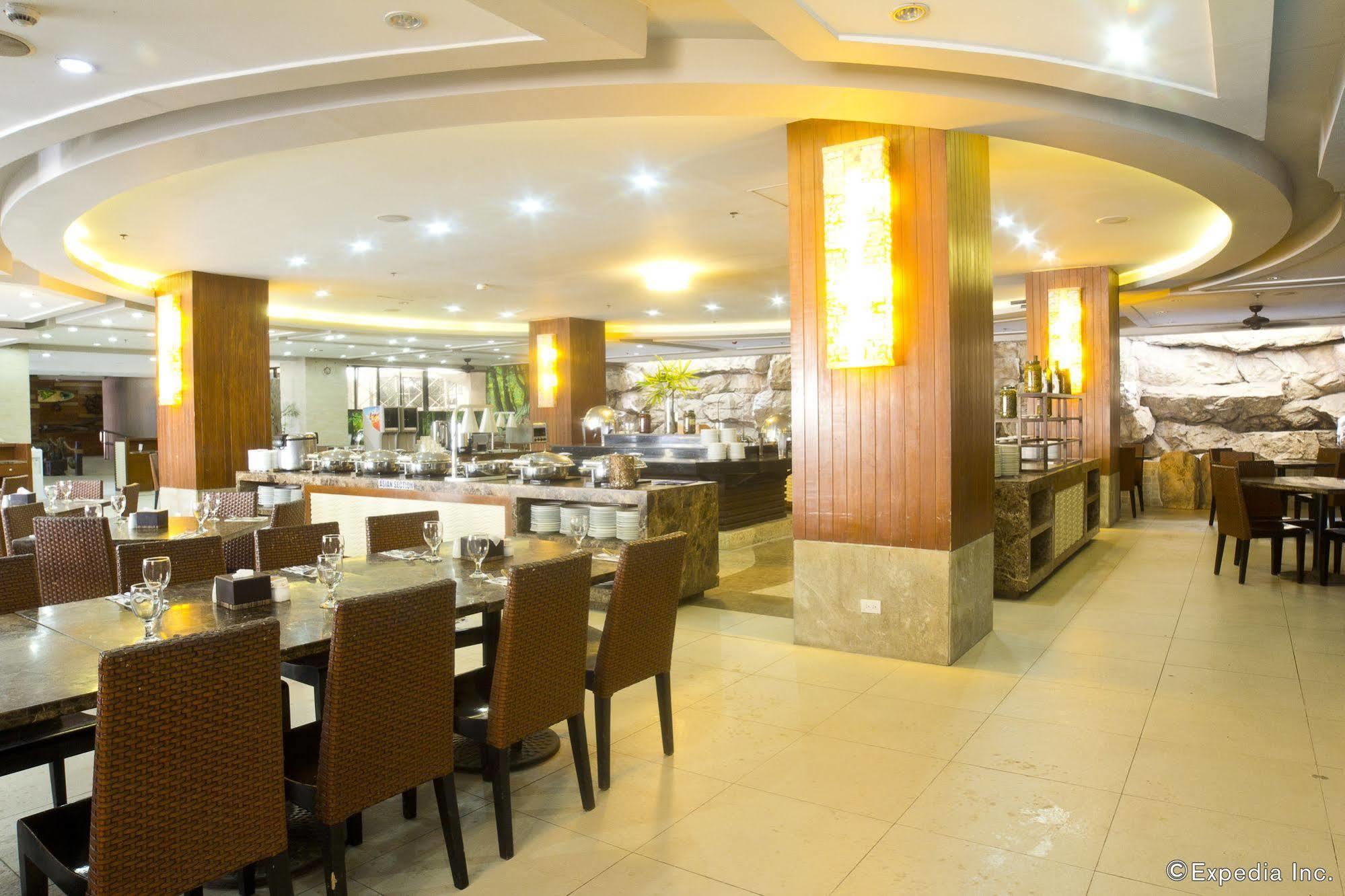 Crown Regency Courtyard Resort Balabag  Bagian luar foto