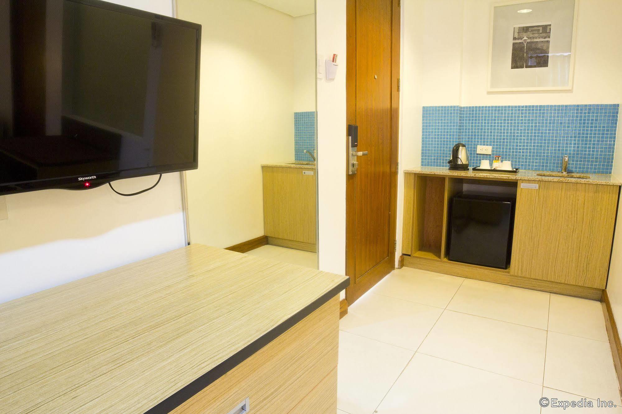 Crown Regency Courtyard Resort Balabag  Bagian luar foto