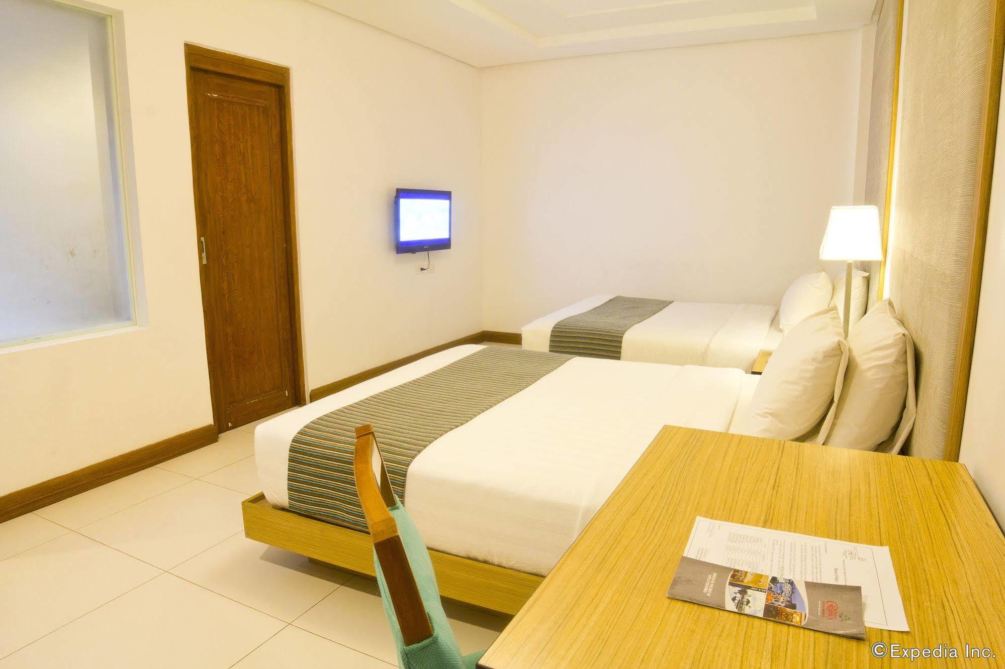 Crown Regency Courtyard Resort Balabag  Bagian luar foto