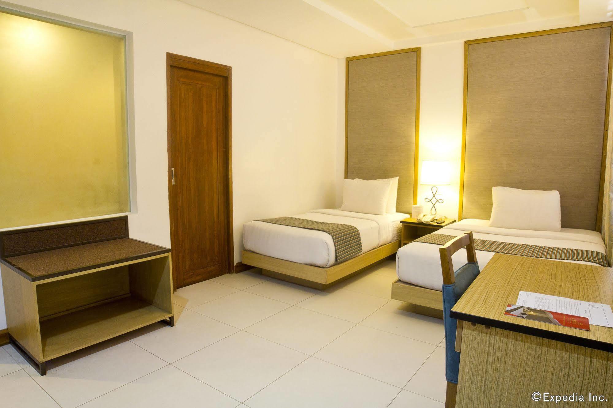 Crown Regency Courtyard Resort Balabag  Bagian luar foto