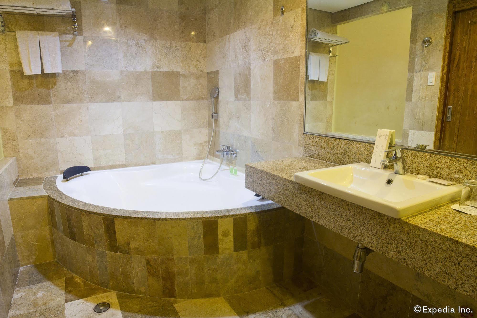 Crown Regency Courtyard Resort Balabag  Bagian luar foto