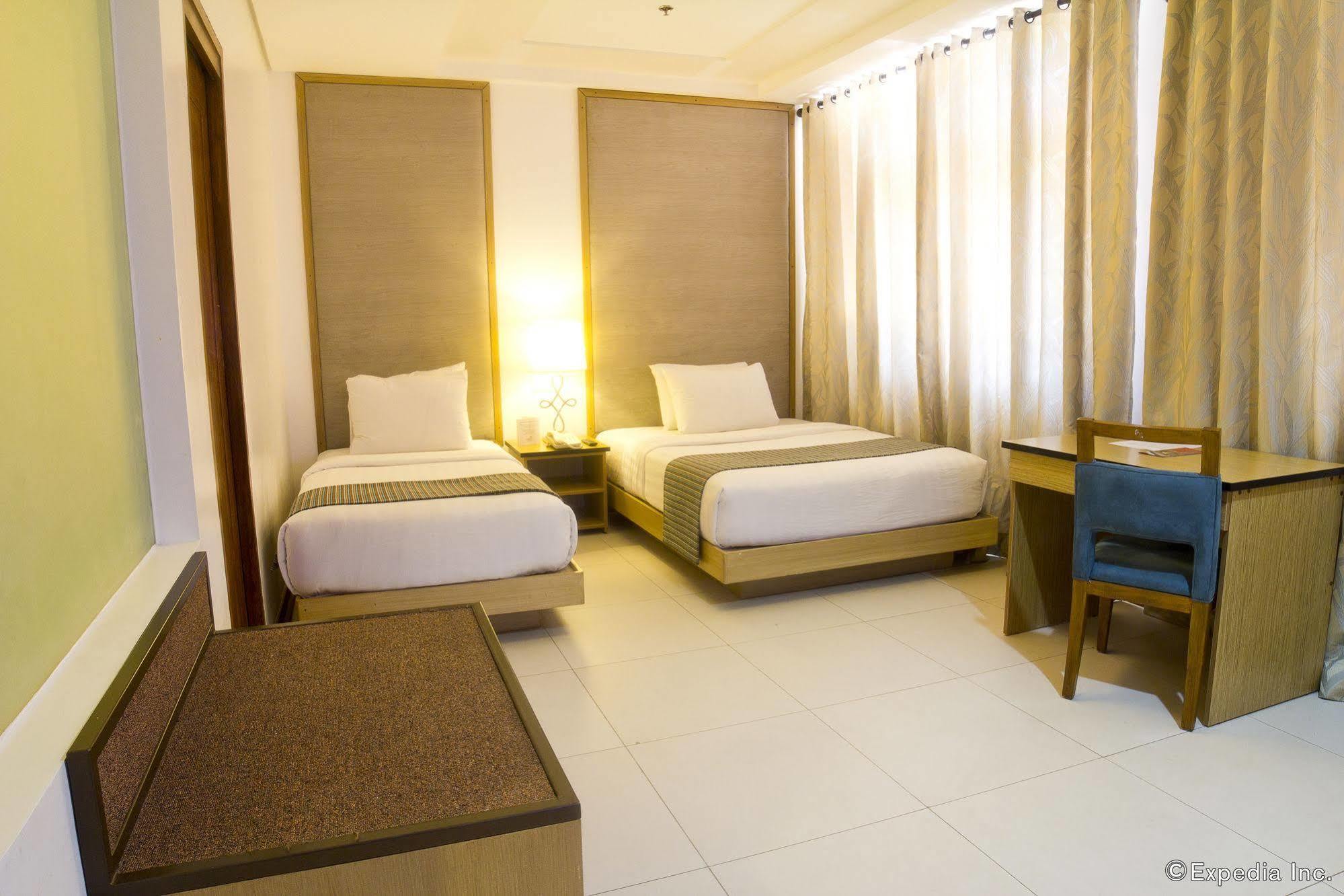 Crown Regency Courtyard Resort Balabag  Bagian luar foto