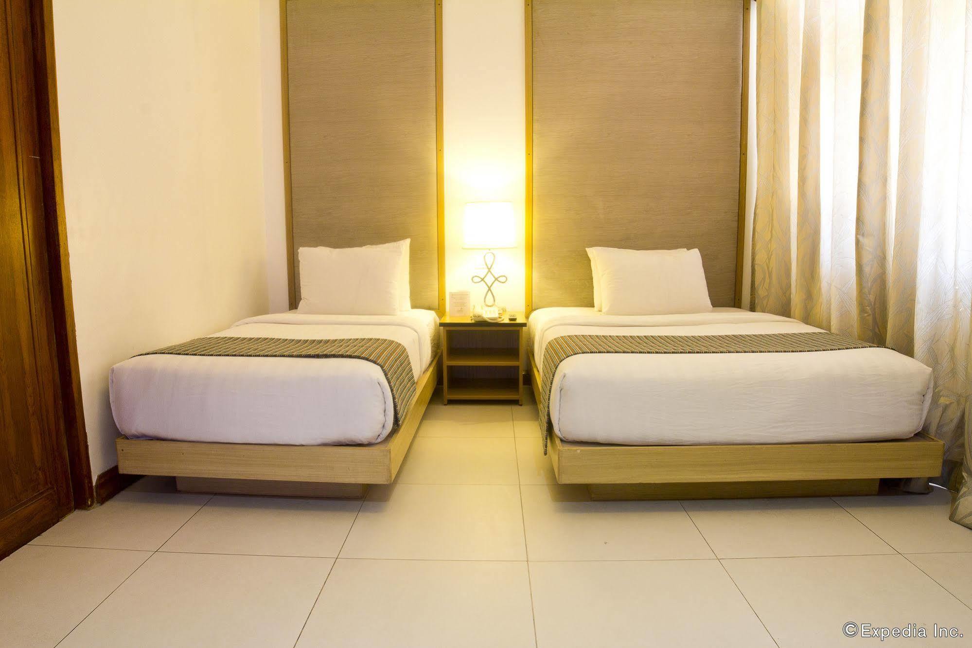 Crown Regency Courtyard Resort Balabag  Bagian luar foto