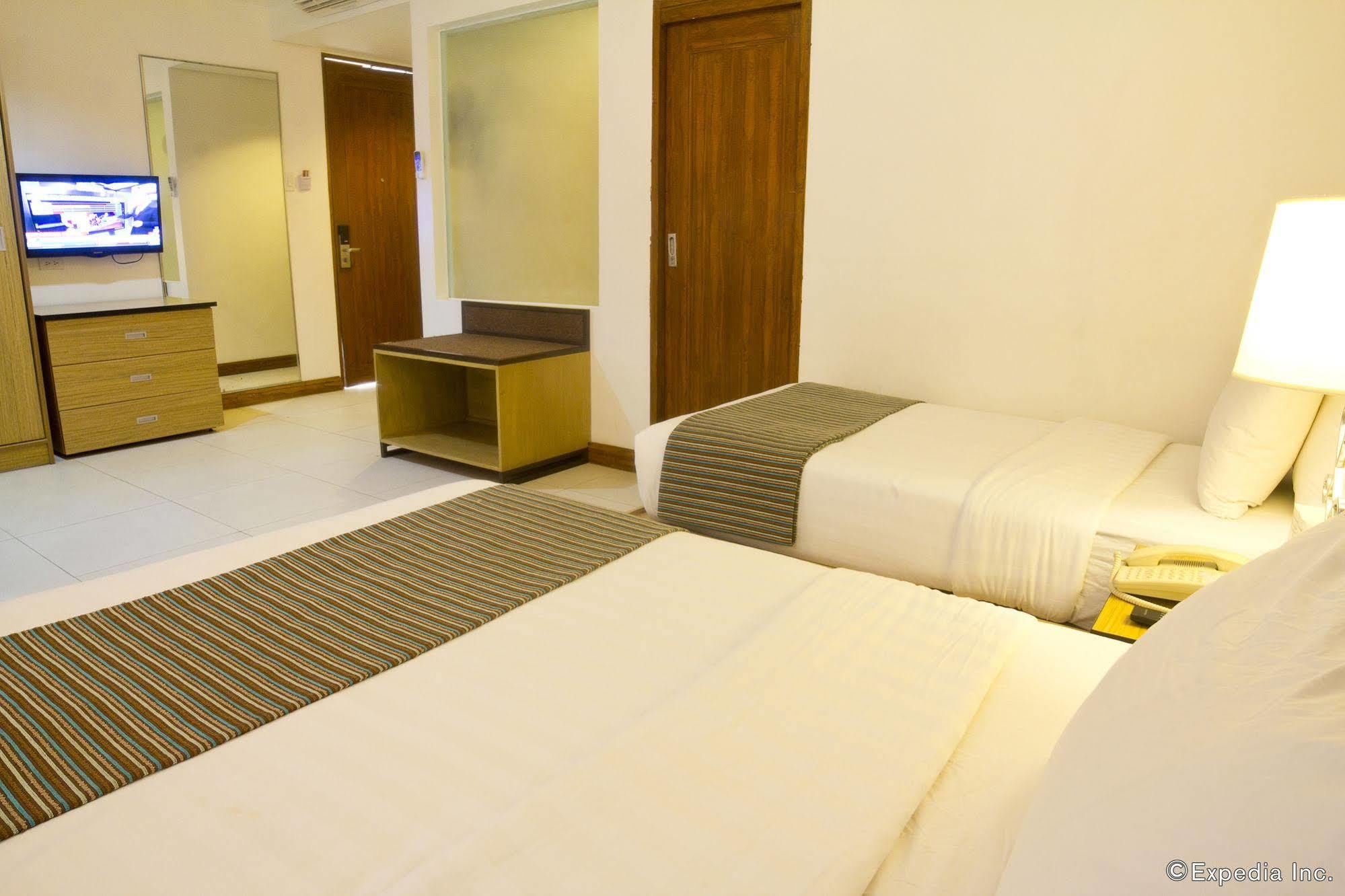 Crown Regency Courtyard Resort Balabag  Bagian luar foto