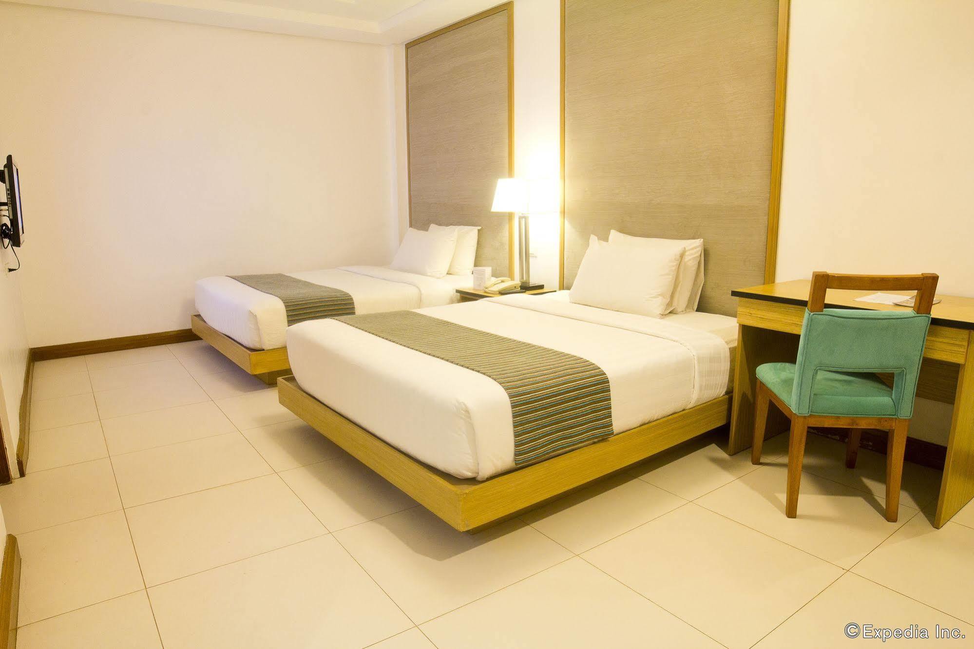 Crown Regency Courtyard Resort Balabag  Bagian luar foto
