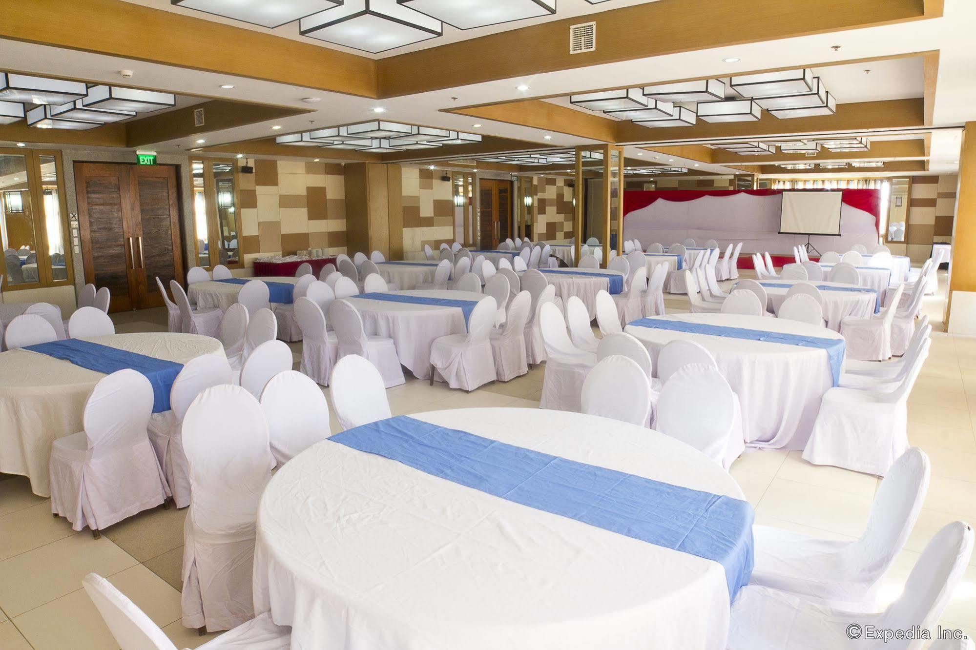 Crown Regency Courtyard Resort Balabag  Bagian luar foto